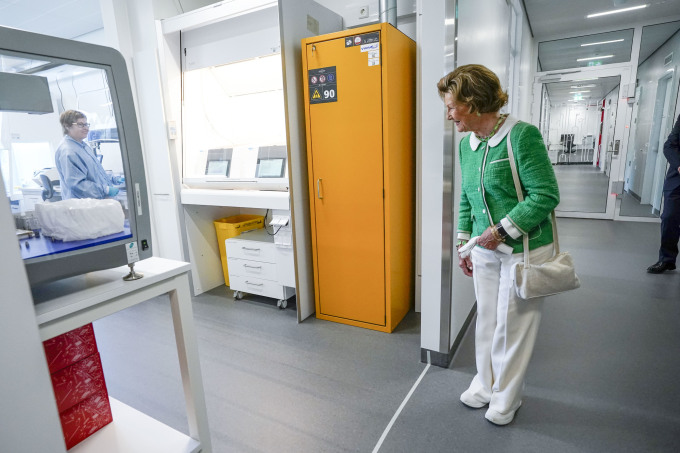Dronning Sonja i korridoren til laboratorium for molekylærbiologi, der dronninga fekk høyre om blant anna beredskapsdiagnostikk. (Foto: Lise Åserud / NTB)